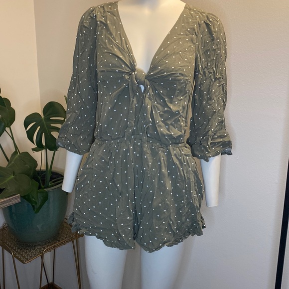 💖 2/$25 Abercrombie & Fitch Knot Front Ruffle Romper - Picture 3 of 9